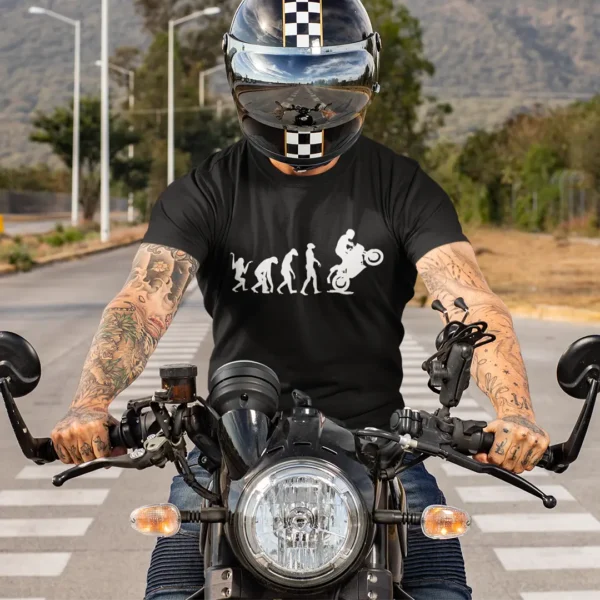 EV0002 Ideamaglietta img 3 - 1080 x 1080 Evoluzione Motociclista – Grafica Ironica per Appassionati di Moto